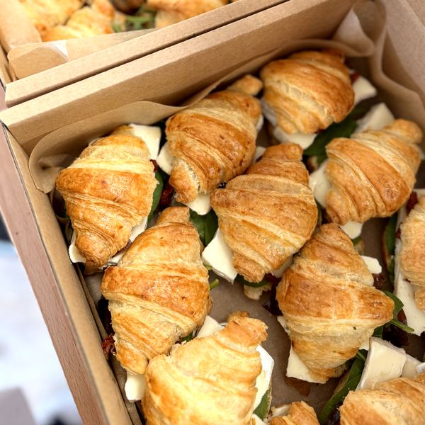 Mini croissant box śniadaniowy